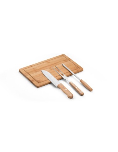 MOUSSAKA. Kit churrasco em estojo de 210D e tábua em bambu com 3 utensílios em aço inox e madeira de